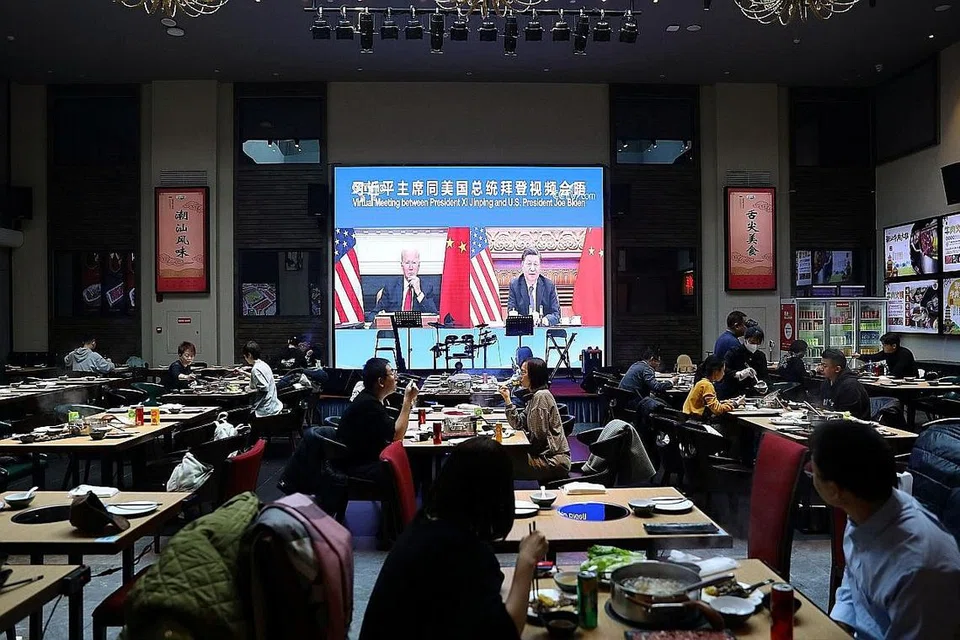 HARUS TANGANI KETEGANGAN: Orang ramai sedang menjamu selera di sebuah restoran di Beijing, China, sambil menonton pertemuan antara Presiden China, Encik Xi Jinping, dengan Presiden Amerika, Encik Joe Biden, secara dalam maya. Ketegangan Amerika-China yang kian meningkat boleh mengancam keamanan Asia dan harus ditangani dengan berhati-hati. - Foto REUTERS