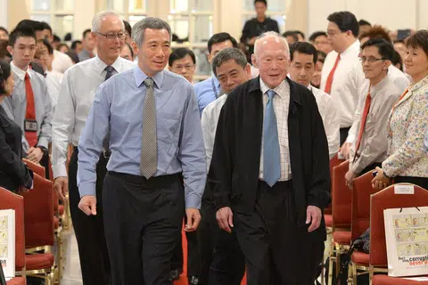 Perdana Menteri, Encik Lee Hsien Loong, akan mengikut langkah pendahulunya, mendiang Encik Lee Kuan Yew dan Encik Goh Chok Tong, berkhidmat sebagai Menteri Kanan setelah melepaskan jawatan Perdana Menteri. 