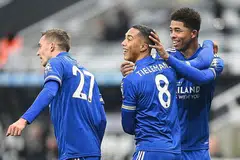 TERUS CEMERLANG: Pemain midfield Leicester City Youri Tielemans (tengah) meraikan golnya bersama rakan sepasukan dalam kemenangan 2-1 ke atas Newcastle United kelmarin. - Foto EPA-EFE