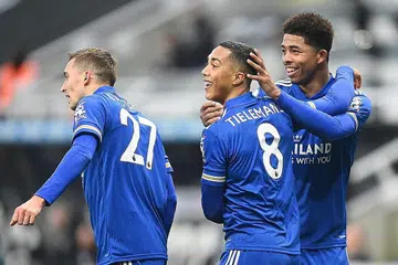 TERUS CEMERLANG: Pemain midfield Leicester City Youri Tielemans (tengah) meraikan golnya bersama rakan sepasukan dalam kemenangan 2-1 ke atas Newcastle United kelmarin. - Foto EPA-EFE