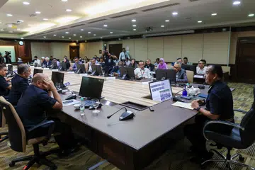 KEMASKINI PASUKAN POLIS: Ketua Polis Negara Tan Sri Razarudin Husain (kanan) mengadakan sesi perjumpaan bersama ketua-ketua editor agensi media di Bukit Aman.