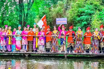 ROMBONGAN SINGAPURA: Penggiat seni dari Nobat Kota Singa dan Sri Warisan Performing Arts Ltd menjadi bak duta budaya dalam Festival Mondial de Folklore de la ville de Saint-Ghislain di Belgium.