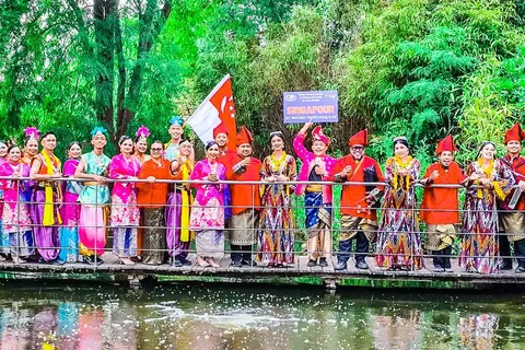 ROMBONGAN SINGAPURA: Penggiat seni dari Nobat Kota Singa dan Sri Warisan Performing Arts Ltd menjadi bak duta budaya dalam Festival Mondial de Folklore de la ville de Saint-Ghislain di Belgium.