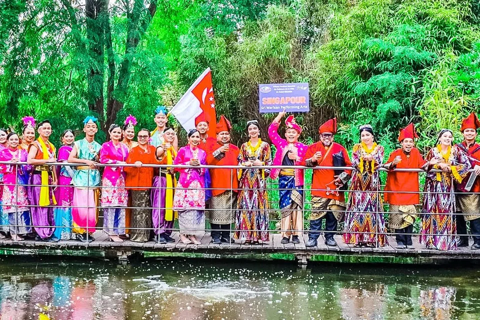 ROMBONGAN SINGAPURA: Penggiat seni dari Nobat Kota Singa dan Sri Warisan Performing Arts Ltd menjadi bak duta budaya dalam Festival Mondial de Folklore de la ville de Saint-Ghislain di Belgium.