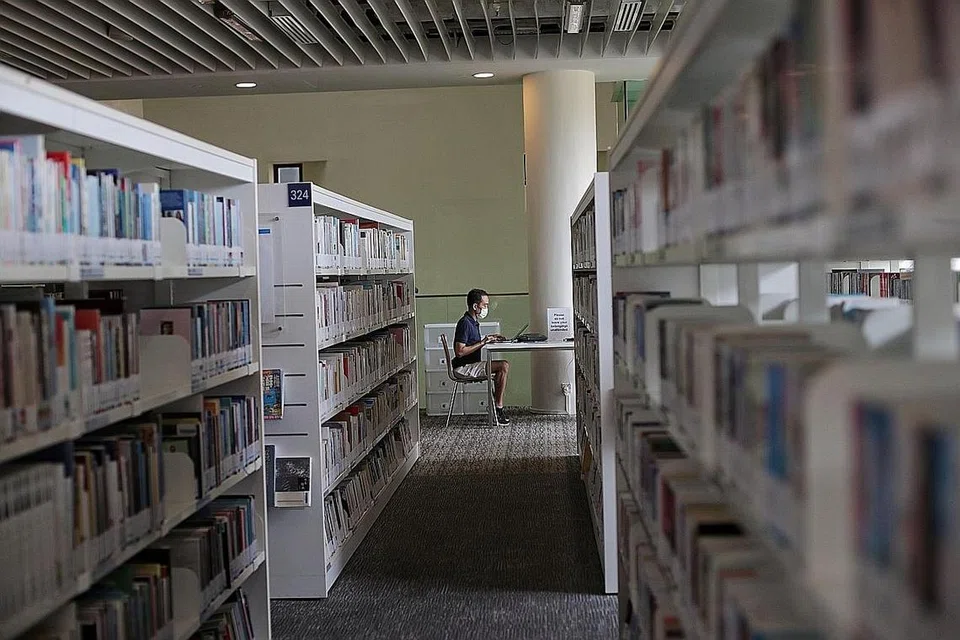 SUNYI: Perpustakaan Awam Bishan ini membolehkan orang ramai bekerja dalam suasana tenang dan aman. Ia dilengkapi kerusi, meja dan poin kuasa untuk peralatan yang memerlukan tenaga tambahan. - Foto BH oleh GIN TAY 