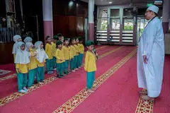 HAK ALLAH: Anak pelengkap kehidupan berumah tangga, namun hanya Allah yang berhak menentukan hidup dan mati seseorang, tanpa mengira usia. - Foto fail MASJID EN-NAEEM