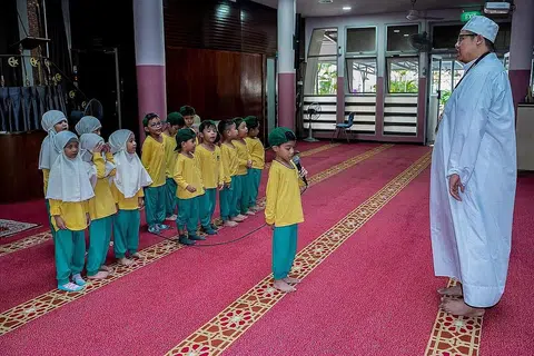 HAK ALLAH: Anak pelengkap kehidupan berumah tangga, namun hanya Allah yang berhak menentukan hidup dan mati seseorang, tanpa mengira usia. - Foto fail MASJID EN-NAEEM