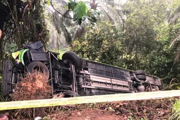 Bas persiaran yang membawa rombongan guru Sekolah Kebangsaan Jeram, Masjid Tanah, Melaka ke Terengganu terbabit nahas kira-kira 1.30 pagi, 9 Jun, di Rompin, Pahang, dan mengorbankan empat orang, manakala 35 lagi cedera.