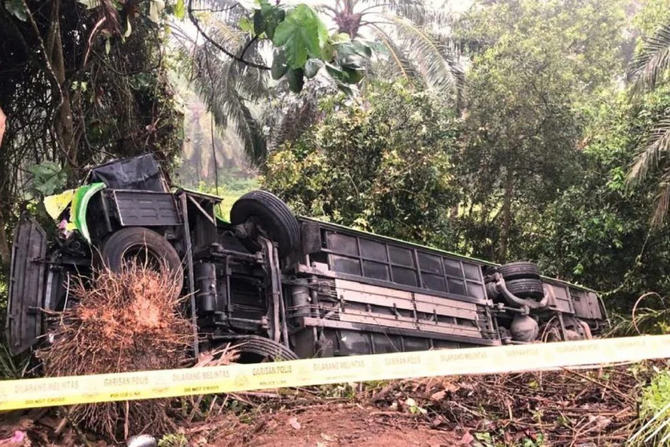 Bas persiaran yang membawa rombongan guru Sekolah Kebangsaan Jeram, Masjid Tanah, Melaka ke Terengganu terbabit nahas kira-kira 1.30 pagi, 9 Jun, di Rompin, Pahang, dan mengorbankan empat orang, manakala 35 lagi cedera.