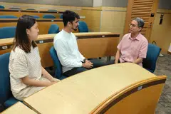 Menteri Negara (Ehwal Dalam Negeri merangkap Pembangunan Negara), Profesor Madya Dr Muhammad Faishal Ibrahim (kanan), berinteraksi bersama dua peserta Forum Belia tahunan anjuran Kumpulan Penjagaan Lanjut Antara Agensi (ACG), Cik Nicolle Ng Xin Yi (kiri), dan Encik Ashiqur Rahman Hussain Ahamed, pada  9 November 2024. 