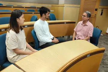 Menteri Negara (Ehwal Dalam Negeri merangkap Pembangunan Negara), Profesor Madya Dr Muhammad Faishal Ibrahim (kanan), berinteraksi bersama dua peserta Forum Belia tahunan anjuran Kumpulan Penjagaan Lanjut Antara Agensi (ACG), Cik Nicolle Ng Xin Yi (kiri), dan Encik Ashiqur Rahman Hussain Ahamed, pada  9 November 2024. 