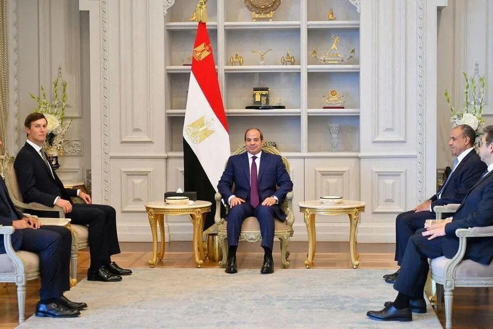 Utusan dan menantu Presiden Amerika Syarikat, Encik Donald Trump, Jared Kushner (dua darikiri) bertemu Presiden Mesir, Encik Abdel Fattah al-Sisi (tengah), di El-Alamein, Mesir, pada 16 Ogos 2026. Pertemuan itu berlangsung ketika Washington bersama Mesir, Qatar dan Turkey berusaha menghidupkan semula pelan damai Gaza yang berdepan kebuntuan susulan penolakan Israel terhadap peta jalan pelucutan senjata Hamas dan pengunduran tentera Israel secara berperingkat dari Gaza.