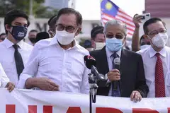 KEMBALI JALIN SINERGI: Bekas Perdana Menteri Malaysia, Mahathir Mohamad (kanan) dan ketua pembangkang, Anwar Ibrahim, ditemui media di perhimpunan protes penundaan sidang Parlimen pada Isnin (2 Ogos). - Foto AFP/ARIF KARTONO 
