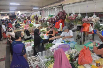 PUPUK BUDAYA BINGKAS: Peruntukan sokongan menerusi Pakej Majulah boleh menggalak warga emas terus berdikari dan berusaha menambah simpanan bagi usia persaraan. 