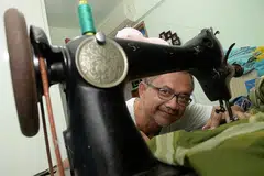 KONGSI ILMU: Encik Mohamad Mustain Abdul Shukor mahu mengongsi ilmu yang beliau gunakan dalam kehidupan harian bersama para tamu. - Foto JOHARI RAHMAT