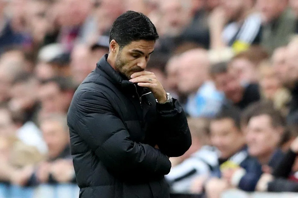 Arsenal di bawah bimbingan, Mikel Arteta (kiri), kini ketinggalan sembilan mata di belakang Liverpool. Ini kali pertama mereka ketinggalan begitu jauh, sejak akhir musim 2021-22.