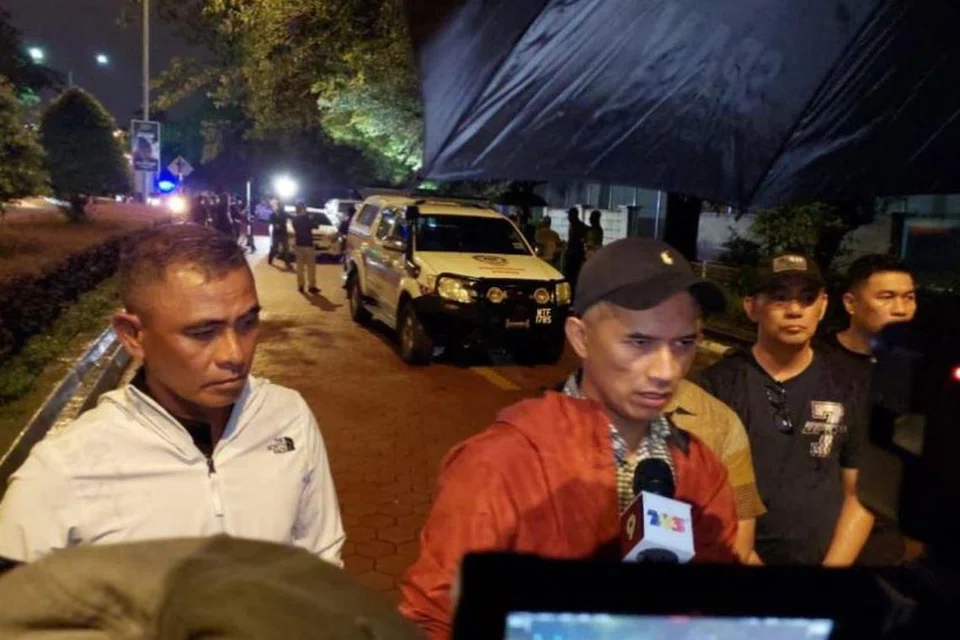 Pengarah Jabatan Siasatan Jenayah Bukit Aman, Datuk Seri Shuhaily Mohd Zain (tengah), ketika meninjau ke tempat kejadian seorang penjenayah warga Afrika ditembak mati polis selepas berbalas tembakan pada 20 Ogos di Subang Jaya, Selangor. 