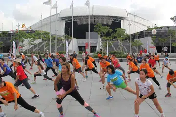 RUMAH TERBUKA: Orang ramai berpeluang melibatkan diri dalam beberapa kegiatan percuma yang disediakan sempena Rumah Terbuka Stadium Negara. - Foto HAB SUKAN SINGAPURA