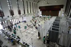 Foto hiasan pusat vaksinasi oleh CHINESE MEDIA GROUP