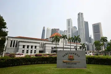 Sembilan Anggota Parlimen (AP) telah mengemukakan soalan kepada pemerintah berhubung dakwaan pembelian hartanah oleh penjawat awam dan keluarga mereka.