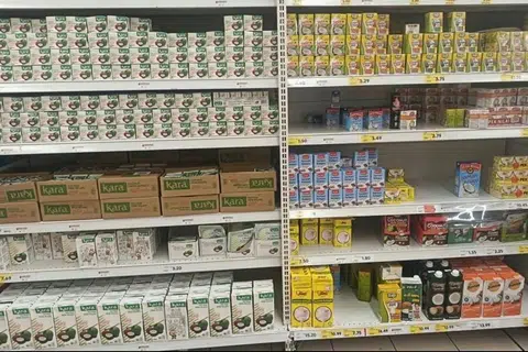 Pengguna media sosial berkongsi gambar produk Indonesia, santan jenama Kara, masih penuh di rak sebuah pasar raya di Malaysia, selepas terdapat seruan boikot produk Indonesia. Keadaan berbeza apabila santan jenama Malaysia di rak bersebelahan laris dibeli pelanggan.