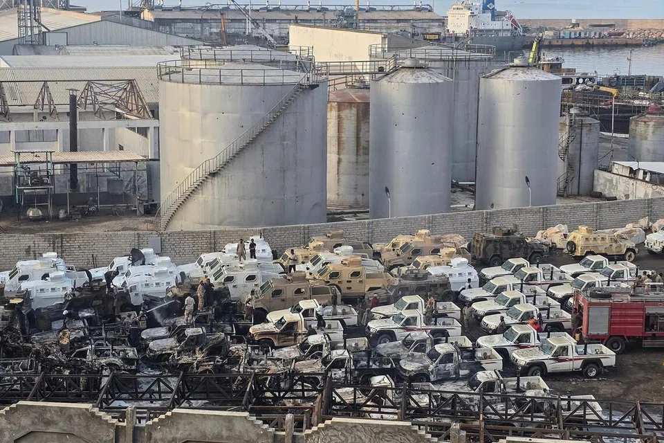 Sebuah foto menunjukkan kenderaan ketenteraan yang rosak, yang dilaporkan dihantar oleh Amiriah Arab Bersatu (UAE) bagi menyokong pasukan pemisah Majlis Peralihan Selatan (STC) , selepas serangan udara dilancarkan pakatan ketenteraan pimpinan Arab Saudi di pelabuhan Mukalla, selatan Yaman, pada 30 Disember 2025. Arab Saudi pada hari yang sama menyifatkan sokongan UAE terhadap kemaraan pemisah di Yaman sebagai ancaman kepada keselamatan negara itu dan kestabilan serantau, beberapa jam selepas serangan dilakukan terhadap pasukan yang disokong Abu Dhabi.