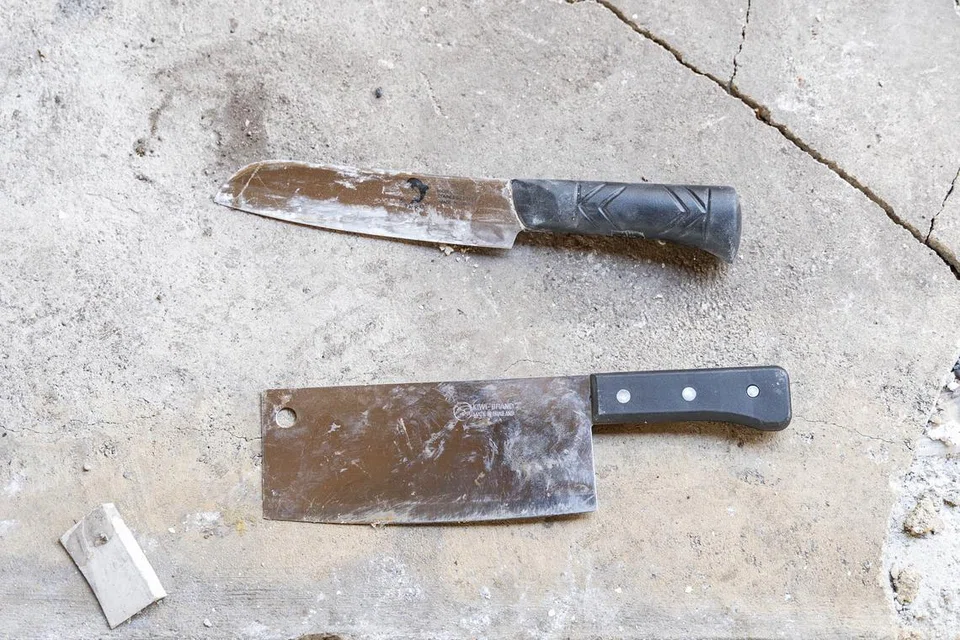 SENJATA TERSEMBUNYI: Disyaki dadah terkawal dan peralatan berkaitan (tidak ditunjukkan dalam gambar) dan pisau ditemui dalam bangunan kosong di Sungei Kadut, bukti kawasan setinggan haram, kata polis yang menjalankan operasi bersama Jurong Corporation (JTC) dan Penguasa Imigresen dan Pusat Pemeriksaan (ICA), bagi memeriksa kilang kosong untuk kehadiran individu tanpa izin.