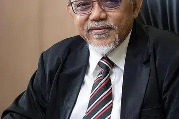 Ustaz Mohamad H Rais (atas)