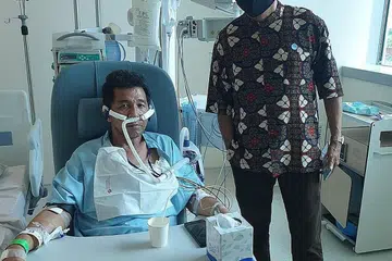 SEMOGA CEPAT SEMBUH: Zainal Ihim di hospital, bersama beliau ialah Husin Saaban. - Foto ihsan HUSIN SAABAN