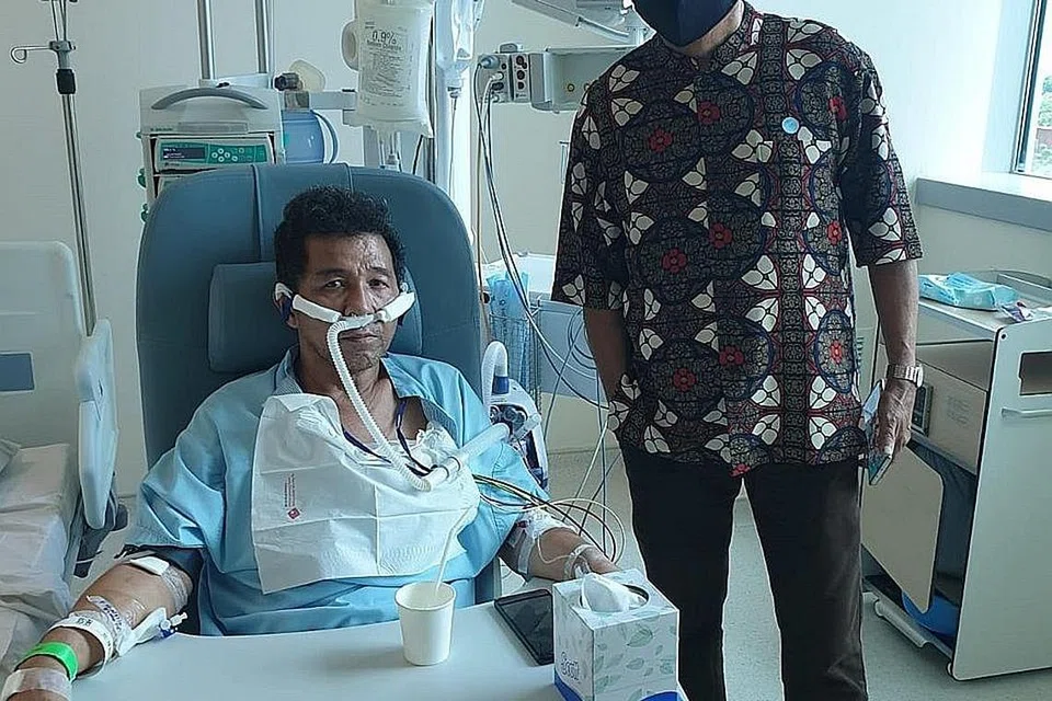 SEMOGA CEPAT SEMBUH: Zainal Ihim di hospital, bersama beliau ialah Husin Saaban. - Foto ihsan HUSIN SAABAN