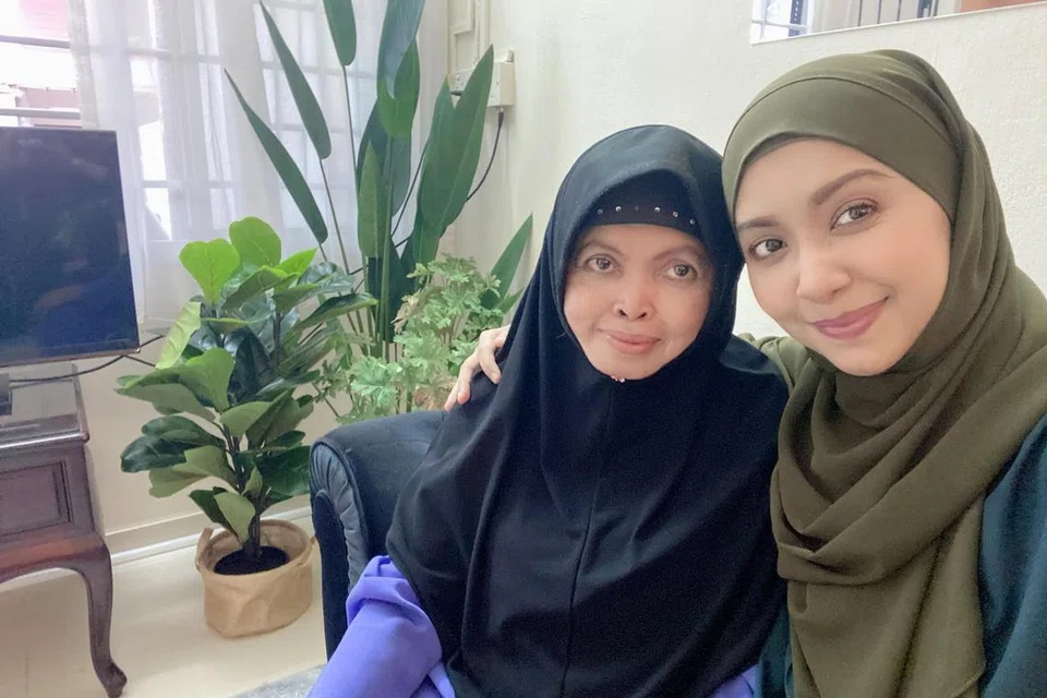 Marina Yusoff (kanan) akhirnya dapat berjumpa semula dengan ustazah kesayangannya, Ustazah Saadah Alwee, pada 2023, tetapi gurunya itu  kemudian meninggal dunia pada 2024.