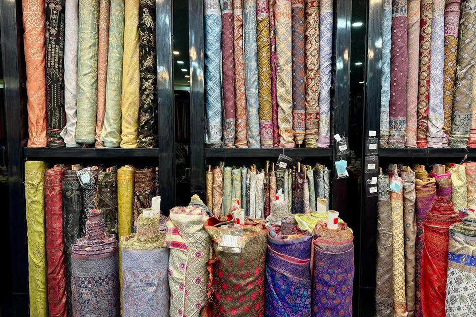 Antara pilihan kain di D’Fashion Textile & Tailor Jakarta.