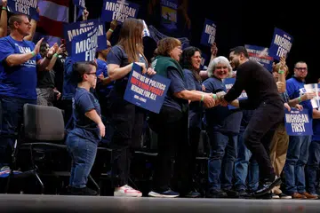 Calon Demokrat bagi kerusi Senat Michigan, Dr Abdul El-Sayed, menyapa penyokongnya dalam kempen pilihan raya pertengahan penggal di Grand Rapids, Michigan, pada 25 Oktober 2026. Beliau berpeluang mencipta sejarah sebagai senator Muslim pertama Amerika Syarikat jika menang dalam pilihan raya 3 November, namun persaingannya dengan calon Republikan, Mike Rogers, mencetuskan ketegangan dalam kalangan masyarakat Islam dan Yahudi berhubung isu Israel dan perang di Gaza.