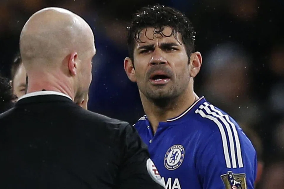 PANAS BARAN: Penyerang Chelsea berasal Sepanyol, Diego Costa, kali pertama diarahkan keluar padang sebagai pemain Chelsea ketika bertemu Everton minggu lalu - Foto AFP