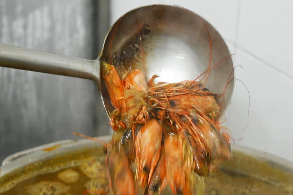 Kepala udang harimau direbus untuk mengeluarkan sepenuhnya rasa asli udang. Stok yang terhasil berwarna coklat kemerahan dengan rasa manis, masin dan ‘umami’ yang mendalam.