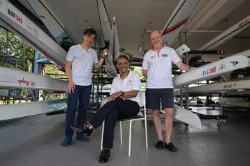 (Dari kiri) Naib presiden Persatuan Mendayung Singapura (SRA), Toh Han Chong; presiden SRA, Paul Supramaniam; dan naib presiden SRA, Steve Davies. Supramaniam berkongsi bahawa SRA sedang menjalankan usaha mencari jurulatih sepenuh masa untuk memajukan sukan mendayung di Singapura.