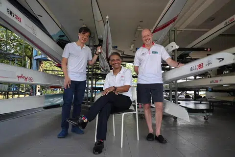 (Dari kiri) Naib presiden Persatuan Mendayung Singapura (SRA), Toh Han Chong; presiden SRA, Paul Supramaniam; dan naib presiden SRA, Steve Davies. Supramaniam berkongsi bahawa SRA sedang menjalankan usaha mencari jurulatih sepenuh masa untuk memajukan sukan mendayung di Singapura.