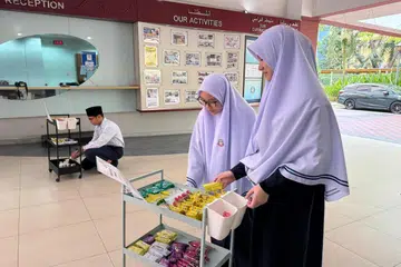 Di Madrasah AlJunied Al-Islamiah, dua troli “Breakfast Corner’ tersedia dengan snek berkhasiat bagi memastikan pelajar terutama yang datang dari jauh, memulakan hari dengan tenaga yang mencukupi.