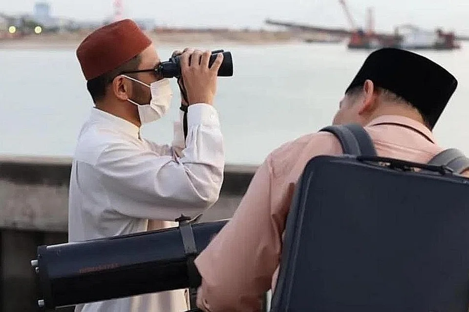 YAKIN DENGAN KEPUTUSAN: Dr Nazirudin (kiri) berpegang kepada prinsip peribadinya iaitu untuk berani dan yakin mempertahankan keputusan yang dibuat setelah berusaha sedaya upaya membuat keputusan menyusuli konsultasi dengan golongan asatizah dan pelbagai pihak. - Foto FACEBOOK NAZIRUDIN NASIR 