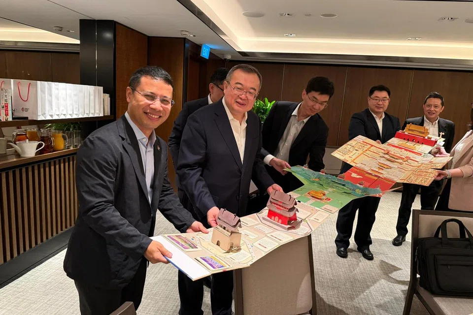 Menteri Pembangunan merangkap Pengerusi Parti Tindakan Rakyat (PAP) Encik Desmond Lee (kiri) menyambut kedatangan Menteri Jabatan Antarabangsa Jawatankuasa Pusat Parti Komunis China (CPC), Encik Liu Jianchao (dua dari kiri).