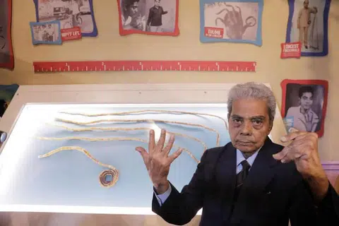 Encik Shridhar Chillal memaparkan kuku yang dipotong buat pertama kali selepas 66 tahun di muzium pameran Ripley's Believe it or Not di New York, pada 11 Julai 2018. 
