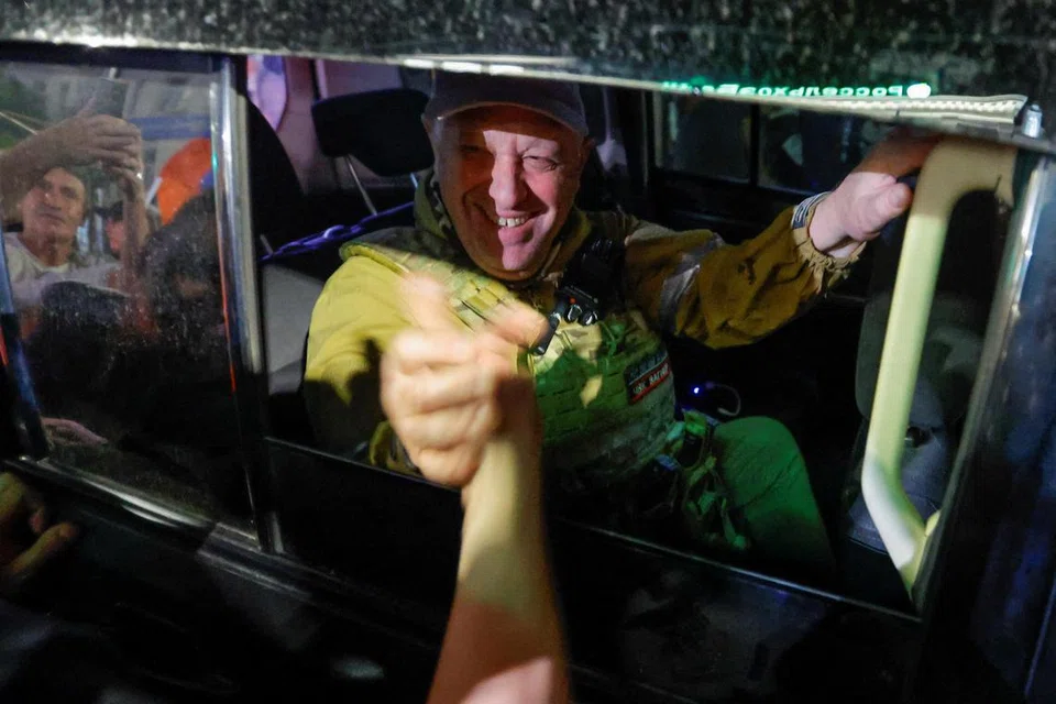 MULAKAN HIDUP BARU: Ketua Kumpulan Wagner, Encik Yevgeny Prigozhin, meninggalkan ibu pejabat tentera Russia di ibu kota Rostov-on-Don di wilayah selatan Russia sejurus pengunduran askar-askar upahannya daripada wilayah tersebut pada Sabtu lalu. 