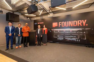 Presiden Tharman Shanmugaratnam bersama (dari kiri) Pengerusi The Majurity Trust (TMT), Encik Danny Yong; Ketua Pegawai Eksekutif TMT, Encik Martin Tan; Pengasas Yayasan Low Tuck Kwong, Dato’ Dr Low Tuck Kwong; dan Pengerusi Yayasan Low Tuck Kwong, Cik Elaine Low, semasa pelancaran The Foundry, yang diadakan di 11 Prinsep Link pada 28 November.