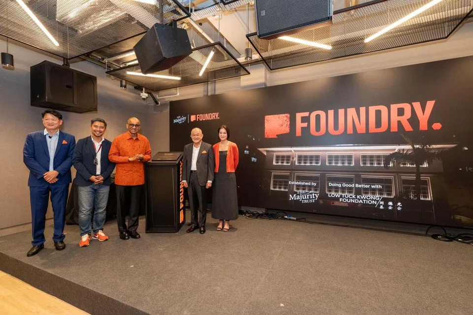 Presiden Tharman Shanmugaratnam bersama (dari kiri) Pengerusi The Majurity Trust (TMT), Encik Danny Yong; Ketua Pegawai Eksekutif TMT, Encik Martin Tan; Pengasas Yayasan Low Tuck Kwong, Dato’ Dr Low Tuck Kwong; dan Pengerusi Yayasan Low Tuck Kwong, Cik Elaine Low, semasa pelancaran The Foundry, yang diadakan di 11 Prinsep Link pada 28 November.