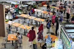 DEMI KESELAMATAN: Langkah pengurusan selamat berdasarkan status vaksinasi (VDS) - yang membolehkan hanya individu sudah divaksinasi penuh makan di pusat penjaja dan kedai kopi - bermula pada 13 Oktober. - Foto BH oleh LIM YAOHUI