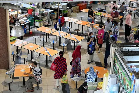DEMI KESELAMATAN: Langkah pengurusan selamat berdasarkan status vaksinasi (VDS) - yang membolehkan hanya individu sudah divaksinasi penuh makan di pusat penjaja dan kedai kopi - bermula pada 13 Oktober. - Foto BH oleh LIM YAOHUI
