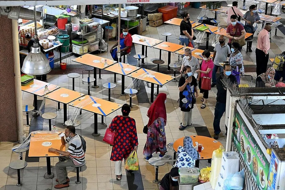DEMI KESELAMATAN: Langkah pengurusan selamat berdasarkan status vaksinasi (VDS) - yang membolehkan hanya individu sudah divaksinasi penuh makan di pusat penjaja dan kedai kopi - bermula pada 13 Oktober. - Foto BH oleh LIM YAOHUI