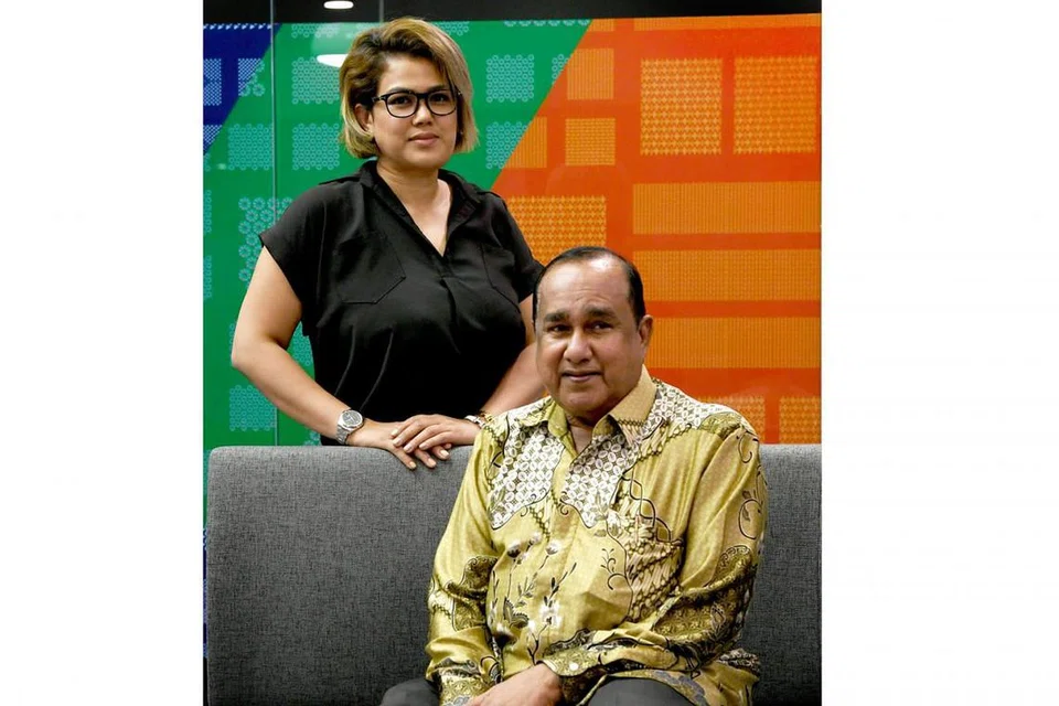 GANDING BAHU: Hasil gabungan tenaga antara Raja Lelong atau Encik Mohsin Nazarali dengan anaknya - pereka fesyen dan usahawan, Cik Fatimah Mohsin - sempena Jualan Raksasa Singapura (GSS) di Baghdad Street. - Foto BH oleh KHALID BABA