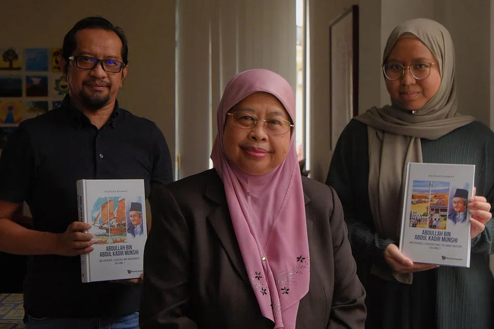 KONGSI ILMU: Dr Hadijah Rahmat, bersama penyunting World Scientific Publishing Karimah Samsudin dan Rhaimie Wahap, menghasilkan dua buku bertajuk 'Abdullah bin Abdul Kadir Munshi: His Voyages, Legacies and Colonial History' Volume 1 dan 2. Mereka ditemui di NIE baru-baru ini. - Foto BM oleh MARK CHEONG