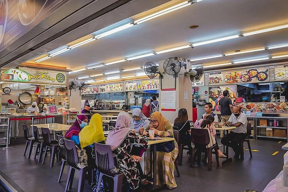 DULU DUA, KINI LIMA: Kumpulan pelanggan sehingga lima orang dilihat di kedai makan Al-Azhar di Geylang. Ramai yang keluar makan bersama keluarga dan teman-teman semalam sebaik sahaja had dinaikkan daripada dua kepada lima orang. - Foto BH oleh NUR DIYANA TAHA
